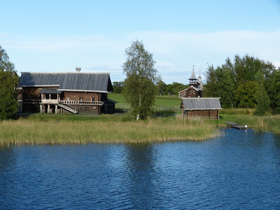 Деревянный дом на берегу реки