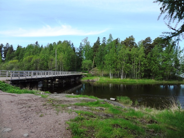 Деревянный мост через пруд