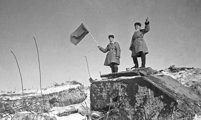 Советские командиры на взорванном финском ДОТе в районе Сумма-Хотинен